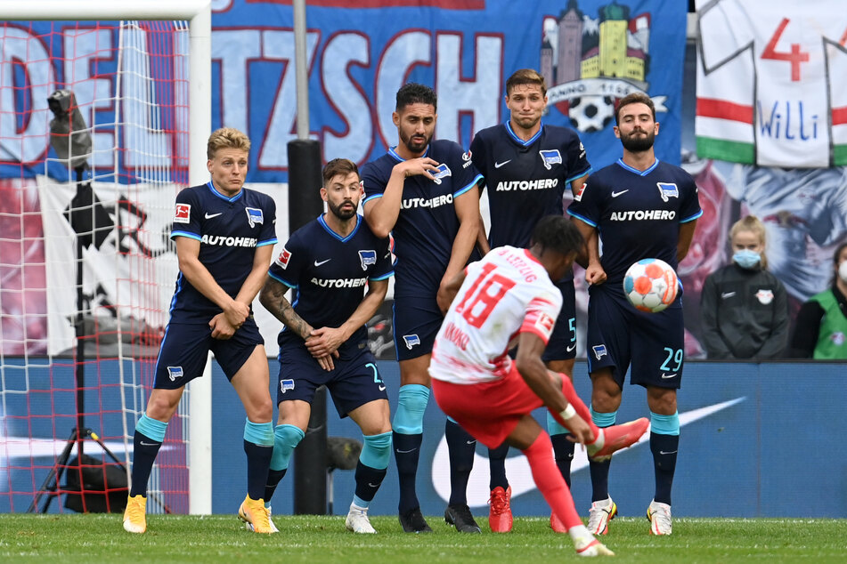 Das schönste Tor des Tages: Christopher Nkunku hebt die Kugel über die Mauer zum 5:0 in den Winkel.