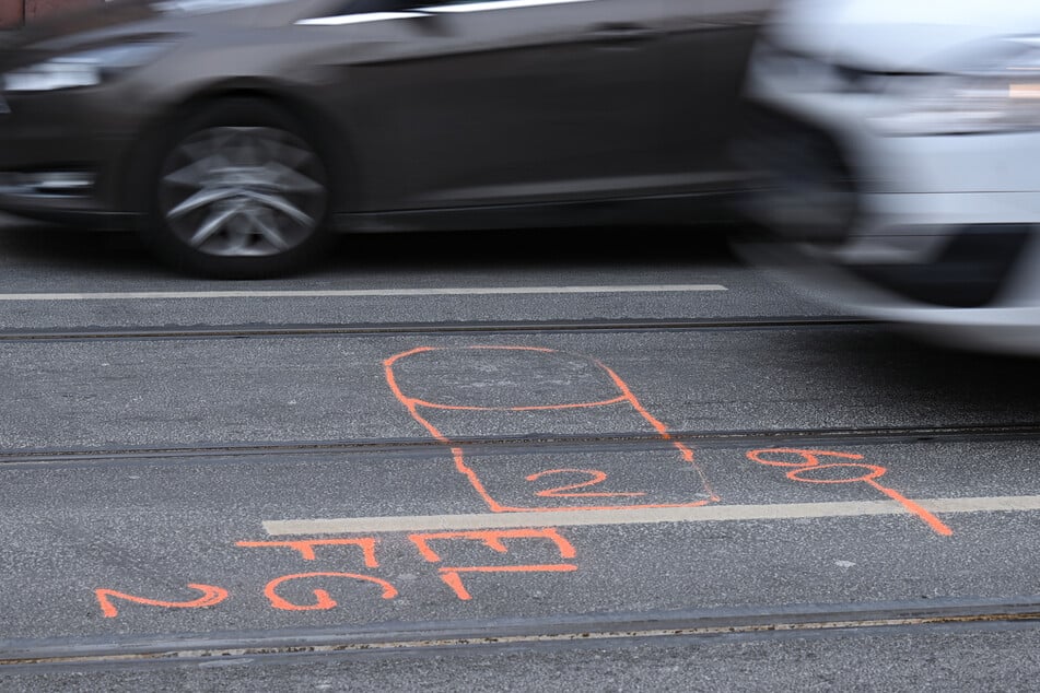 Stand "plötzlich" auf der Straße: Fußgängerin († 26) von Kleinbus erfasst