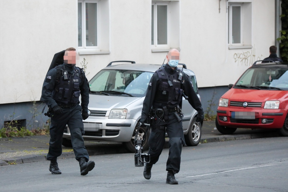 Die Beamten hatten die Verdächtigen in ihren Wohnungen im Raum Solingen festgenommen.