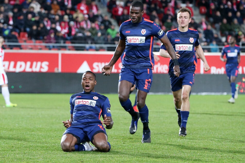 Einen Streli Mamba (31, l.) formte Wollitz einst zum Bundesliga-Spieler. Gelingt ihm das jetzt auch mit Justin Butler? (Archivbild)