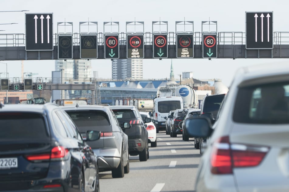 Durch die Sperrung einer Elbtunnel-Röhre staute sich am Donnerstagabend der Verkehr. (Archivbild)