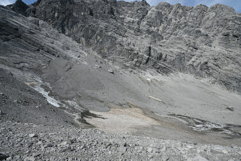 Schutt schützt den Watzmanngletscher. Trotzdem ist das Eis der deutschen Gletscher innerhalb nur eines Jahres deutlich zurückgegangen.