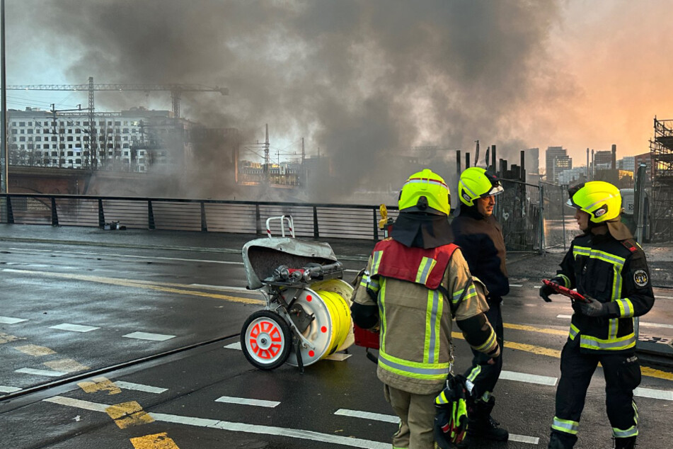 Berlin: Feuer in Friedrichshain: Brücke für Verkehr gesperrt!
