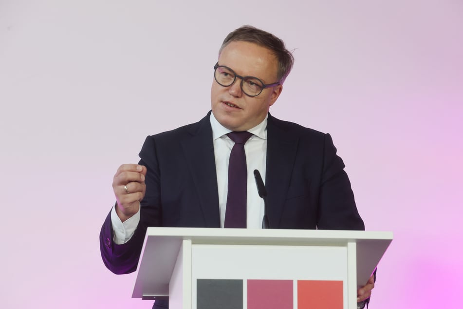 Thüringens CDU-Vorsitzender Mario Voigt (47) - hier bei einer Pressekonferenz am gestrigen Freitag - geht von einer schwierigen Ministerpräsidentenwahl und einem Erfolg erst im letzten Wahlgang aus. (Archivbild)