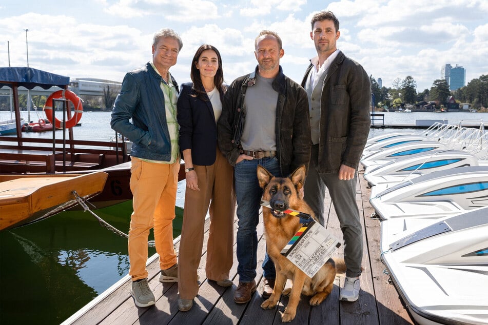 Im April 2025 begannen für Doris Golpashin (45, 2.v.l.) und ihre Kollegen Alfred Dorfer (64, v.l.), Maximilian Brückner (47) und Ferdinand Seebacher (46) sowie Hund Capo die Dreharbeiten.