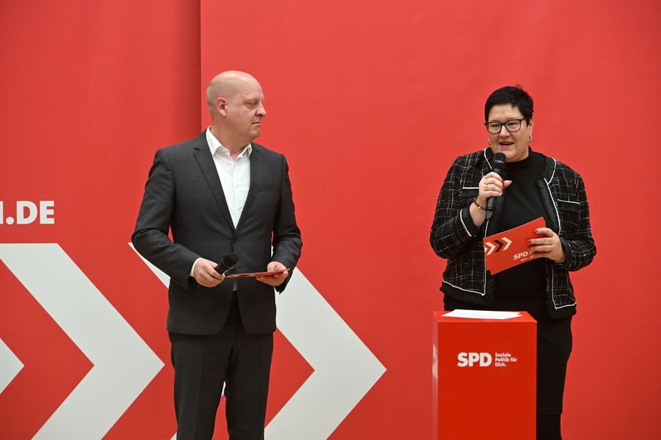 Die SPD-Landesvorsitzenden Henning Homann (45, l.) und Kathrin Michel (61, r.) wollen vor einer Koalitions-Zusage ihre Genossen befragen.