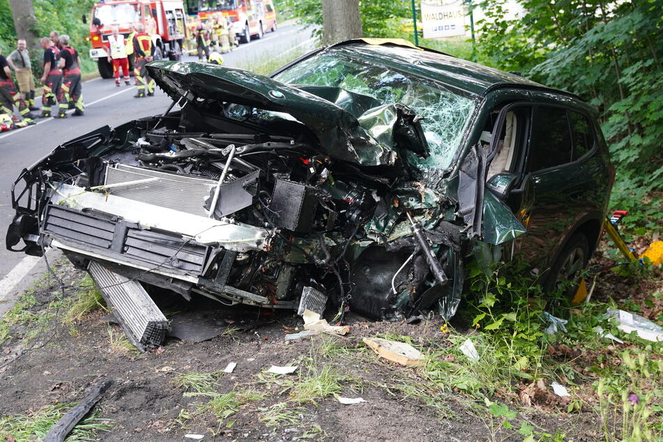 Gegen 15.40 Uhr ist ein 72-jähriger BMW-Fahrer mit einem Baum kollidiert.