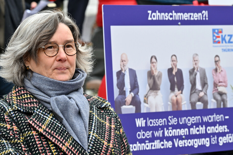 Gesundheitsministerin Heike Werner (53, Linke) wurde von den Demonstranten ausgebuht, einige riefen "aufhören!".