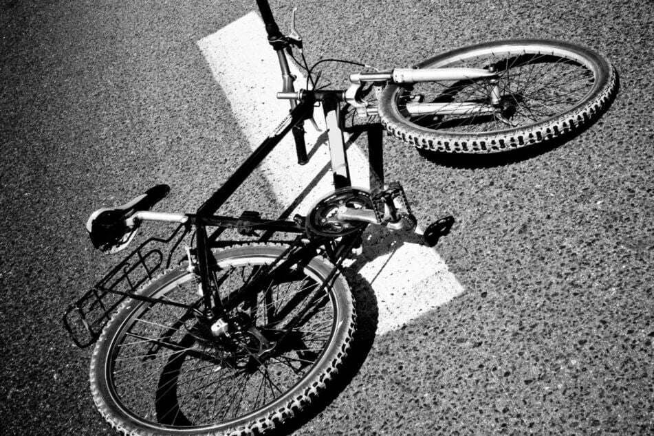 Schwerer Unfall bei Überholmanöver: Radfahrer (27) lebensgefährlich verletzt