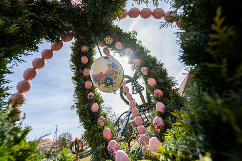 Jährlich zur Osterzeit werden in Franken die Brunnen mit bunten Eiern sowie weiteren Ostermotiven geschmückt und ziehen zahlreiche Schaulustige an.