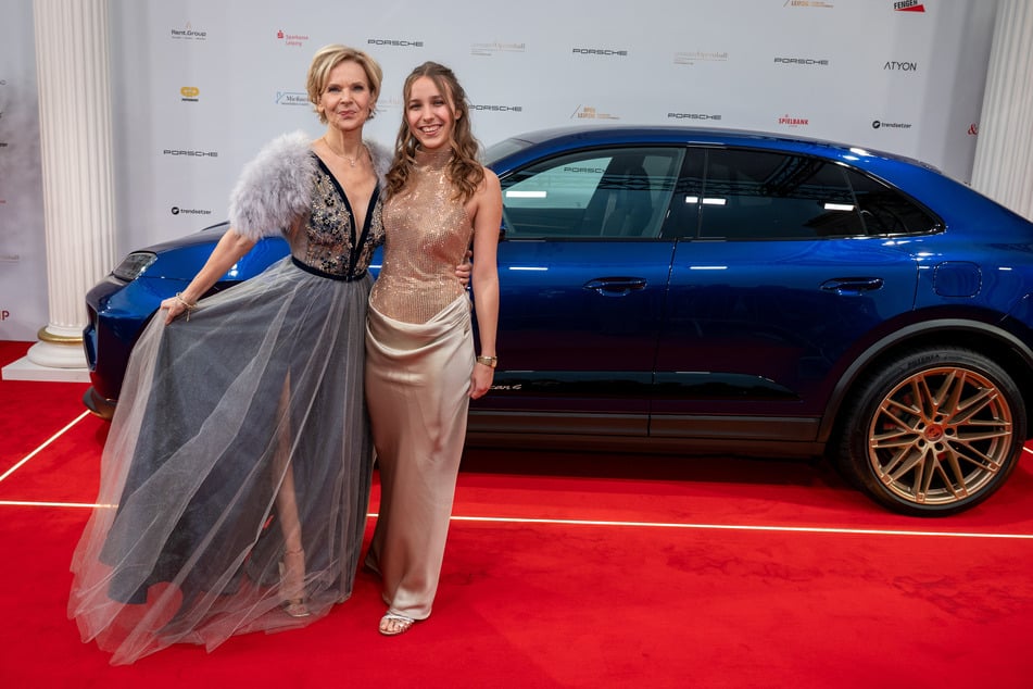 Andrea Kathrin Loewig (60) und ihre Tochter Josephine Emilia (18) sind am Wochenende zusammen über den roten Teppich des Leipziger Opernballs gelaufen.