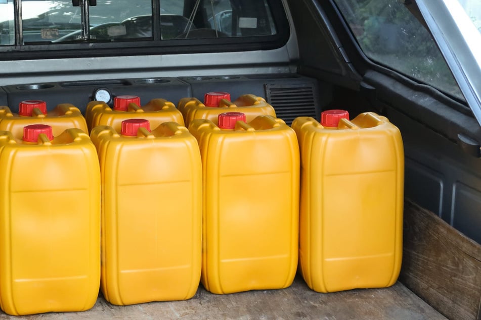 Insgesamt sieben Kanister – fünf davon gefüllt – mit Diesel haben die Beschuldigten bei sich im Auto gehabt. Mutmaßlich gestohlen. (Symbolbild)