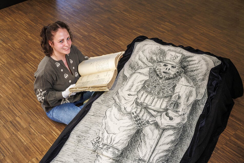 Im Stadtarchiv enthüllte Susanne Koch (35) ein gruseliges Geheimnis der Kreuzkirche.