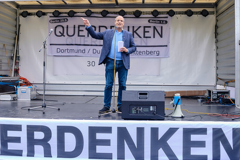 AfD-Abgeordneter Peter Boehringer spricht auf der Bühne der Querdenken-Demo vor dem Brandenburger Tor. Dennoch distanziert sich die AFD von Demonstrationen gegen die staatlichen Corona-Maßnahmen.