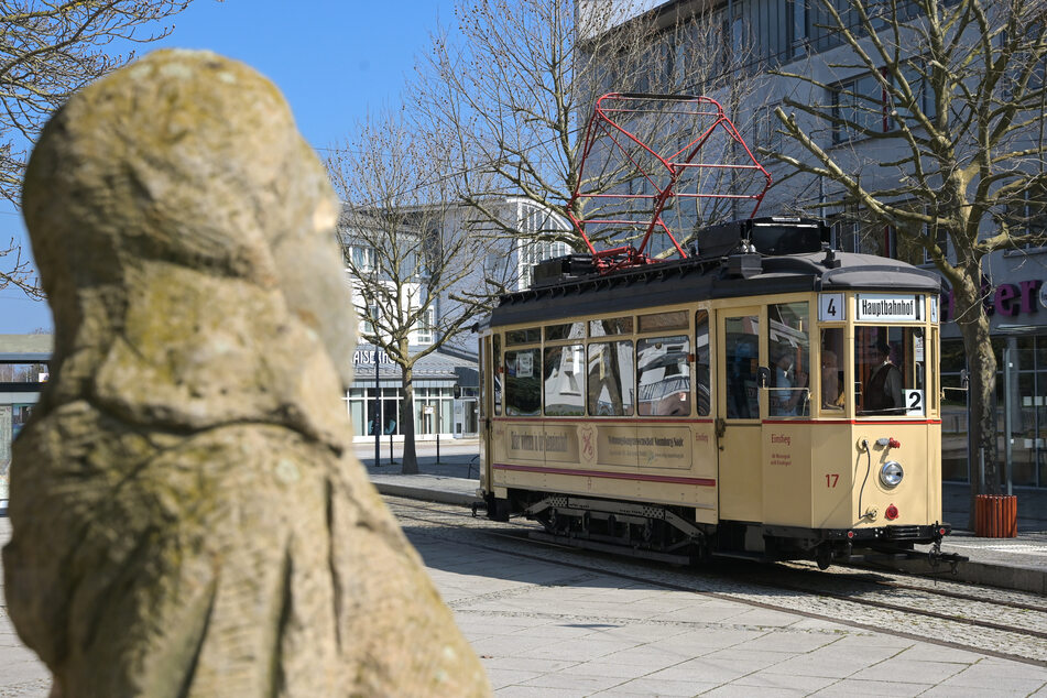 Deutschlands ältester Straßenbahn-Wagen im Liniendienst auf Ausfahrt