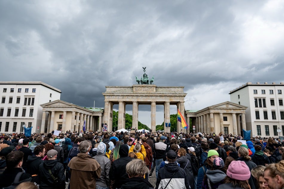 Zahlreiche Demonstranten fanden sich am Pariser Platz ein.