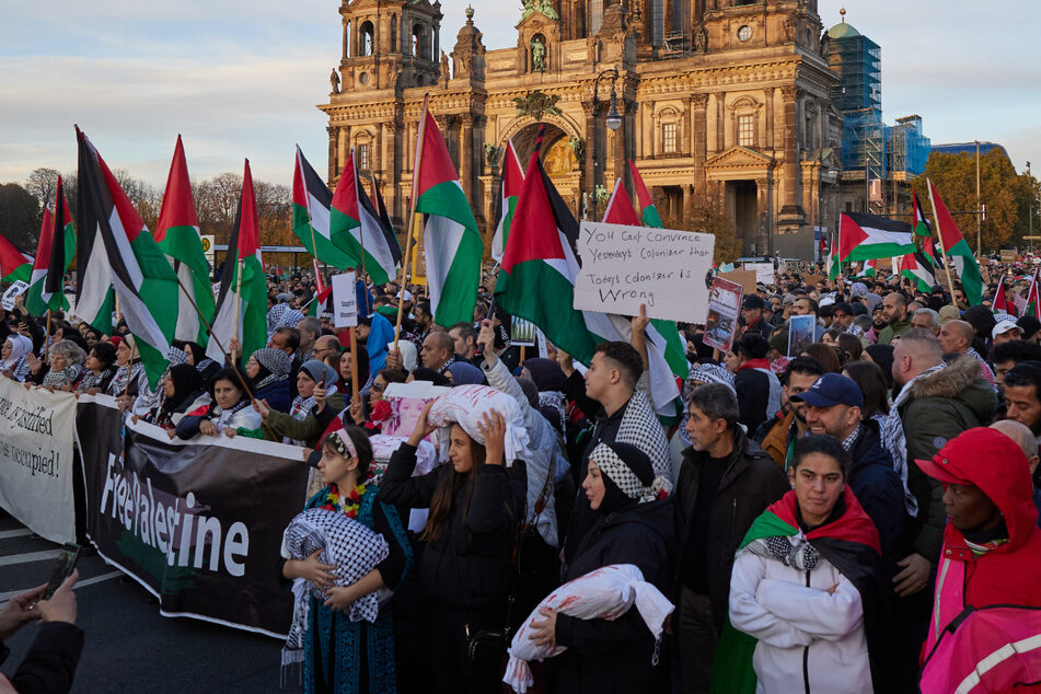 Tausende Menschen gingen am Samstag zur propalästinensischen Kundgebung auf die Straße.