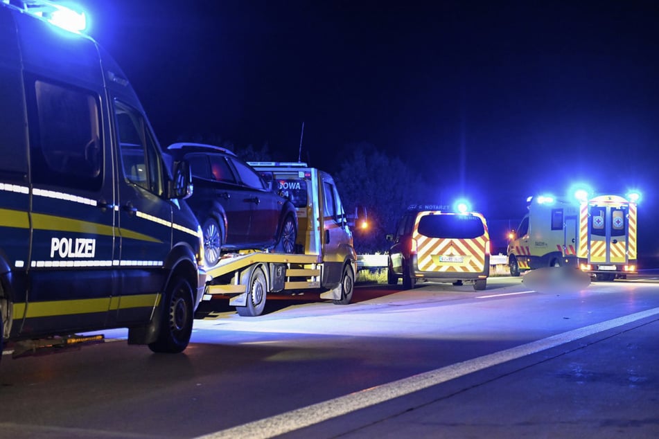 Unfall A4: Mann steigt mitten auf A4 aus dem Auto, wird von Transporter erfasst und stirbt!