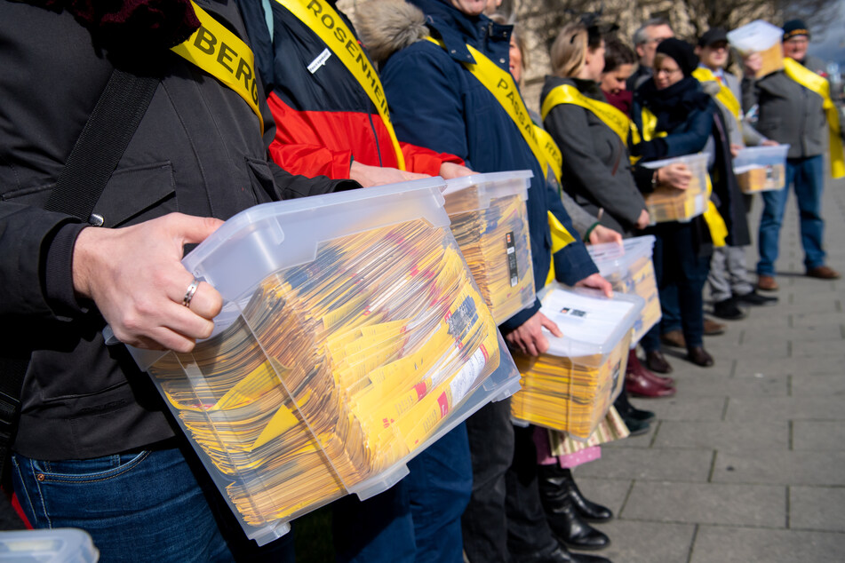 Die Initiatoren des Volksbegehrens übergeben bei einer Demonstration vor dem bayerischen Innenministerium einen Antrag mit 52.000 Unterschriften.