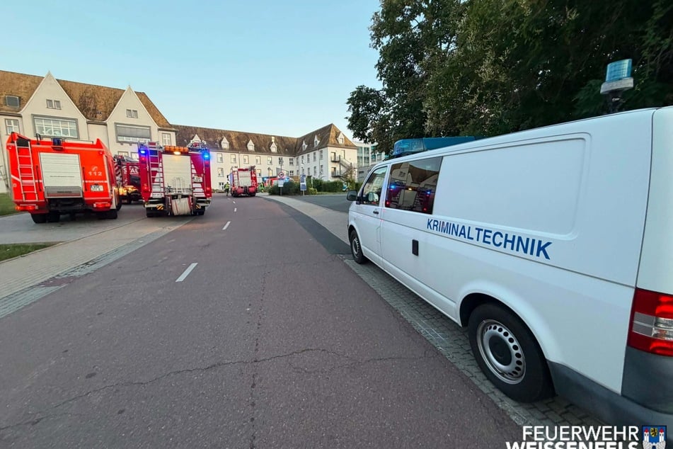 Einsatzkräfte von Polizei und Feuerwehr am Donnerstagabend an der Asklepios-Klinik in Weißenfels, wo es kurz zuvor zu einem Brand gekommen war.