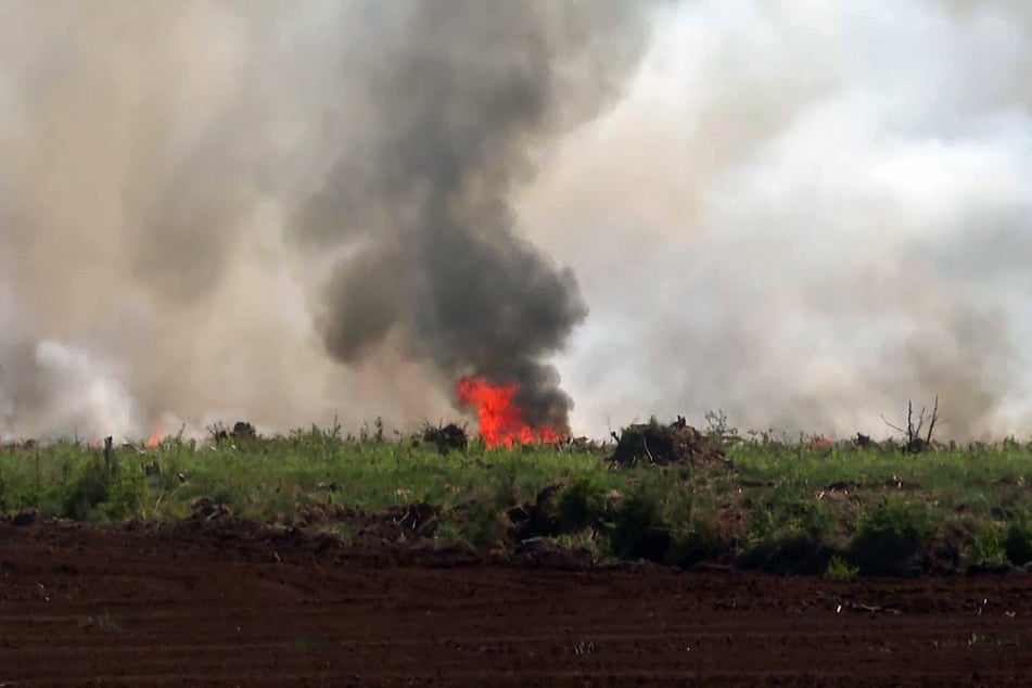 Mehrere Glutnester flammen in dem Wald- und Torfmoorgebiet immer wieder auf.