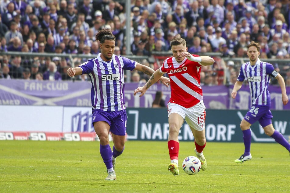 Cottbus-Goalgetter Erik Engelhardt (r.) hatte wenig Abschluss-Gelegenheiten, Osnabrück und Yigit Karademir (l.) verteidigten sehr aufmerksam.