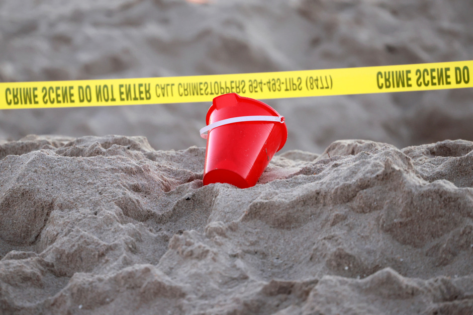 Zwei Geschwister sind in Florida beim Buddeln am Strand von Sand begraben worden.