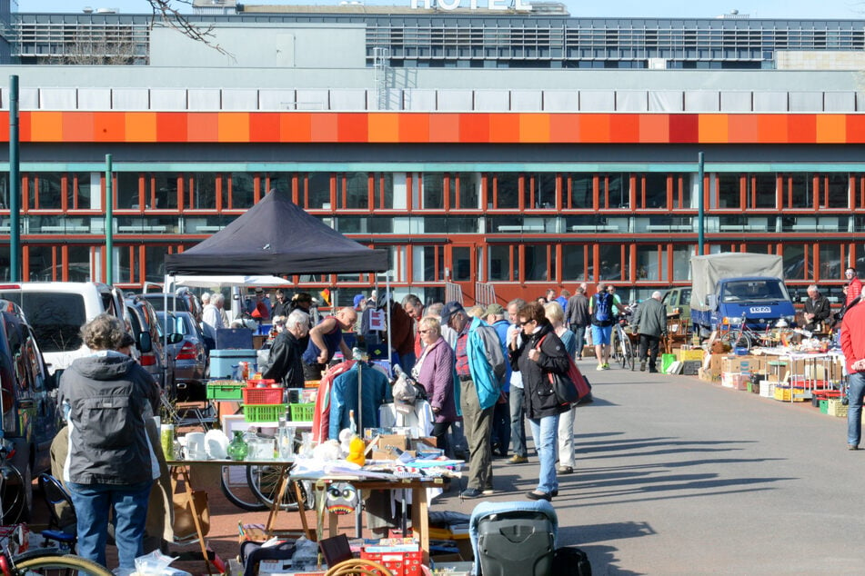 Feilschen, Trödeln und musikalische Unterhaltung hinter dem Haus der Presse.