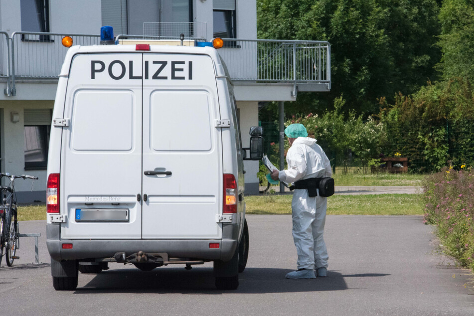 Die Mordkommission ermittelt, da es sich um ein Tötungsdelikt handeln könnte.