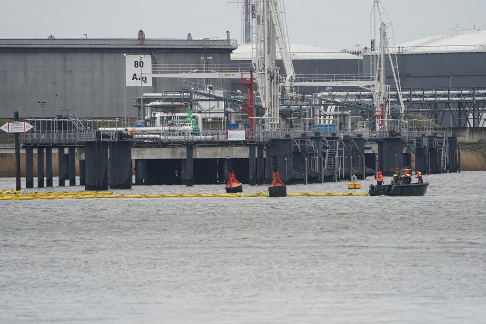 Die Feuerwehr legte Ölsperren um das gesunkenes Binnenschiff im Blumensandhafen aus.