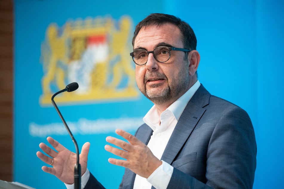 Gesundheitsminister Klaus Holetschek (56, CSU) fordert alle Bayern ab 18 Jahren auf, sich registrieren zu lassen.