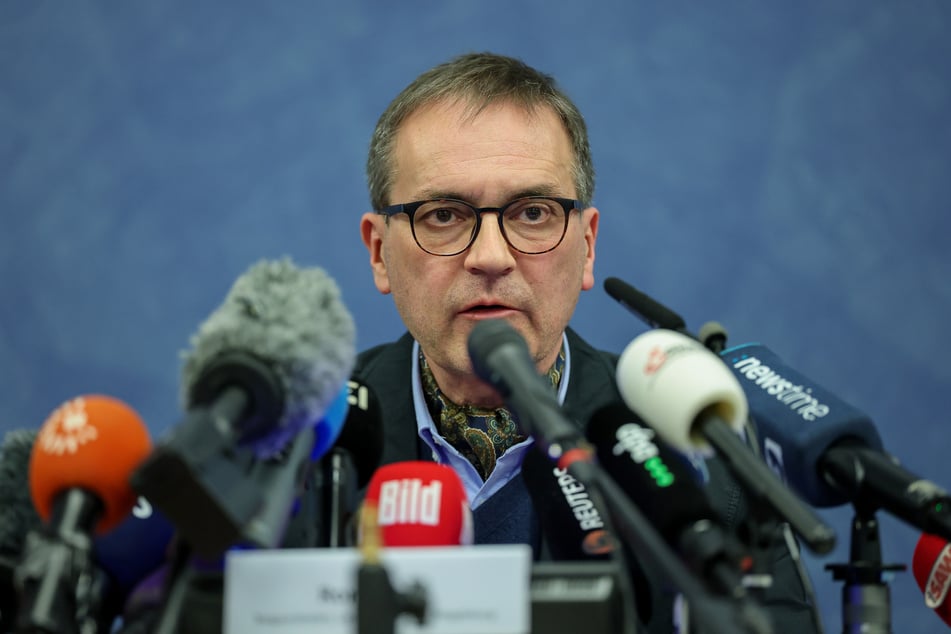 Horst Walter Nopens, Leitender Oberstaatsanwalt Staatsanwaltschaft Magdeburg, während der Pressekonferenz am heutigen Samstag.