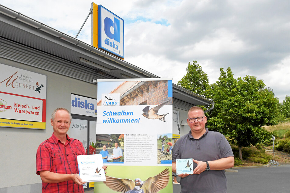 Lutz Hennig (56, l.) vom NABU Dresden und Marktleiter Rico Kläßig (41) bei der Übergabe der Plakette.