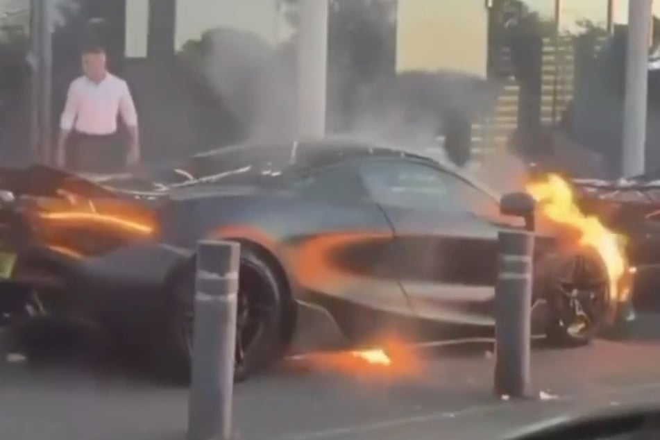 Bei der Brand-Attacke während der Hochzeitsfeier wurden zwei Luxusautos vorsätzlich angezündet.