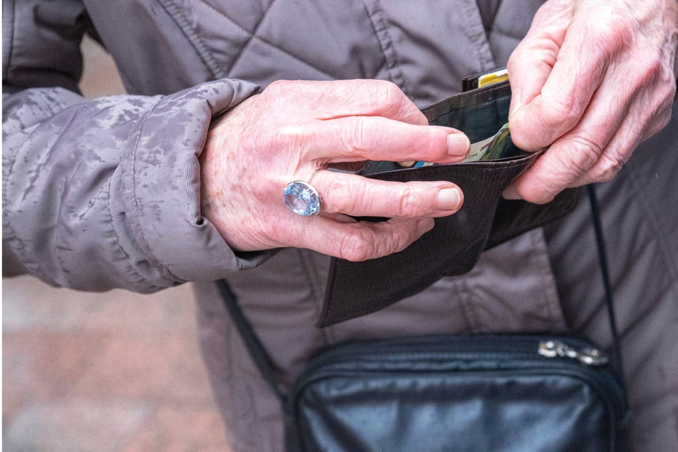Rätselhafter Besuch: 98-Jährige verliert komplette Ersparnisse