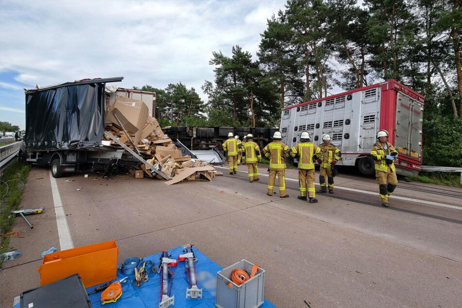 Auf der A1 sind mehrere Lkw ineinander gefahren.