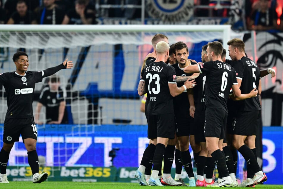 Der FC St. Pauli jubelt über den Derbysieg beim HSV.