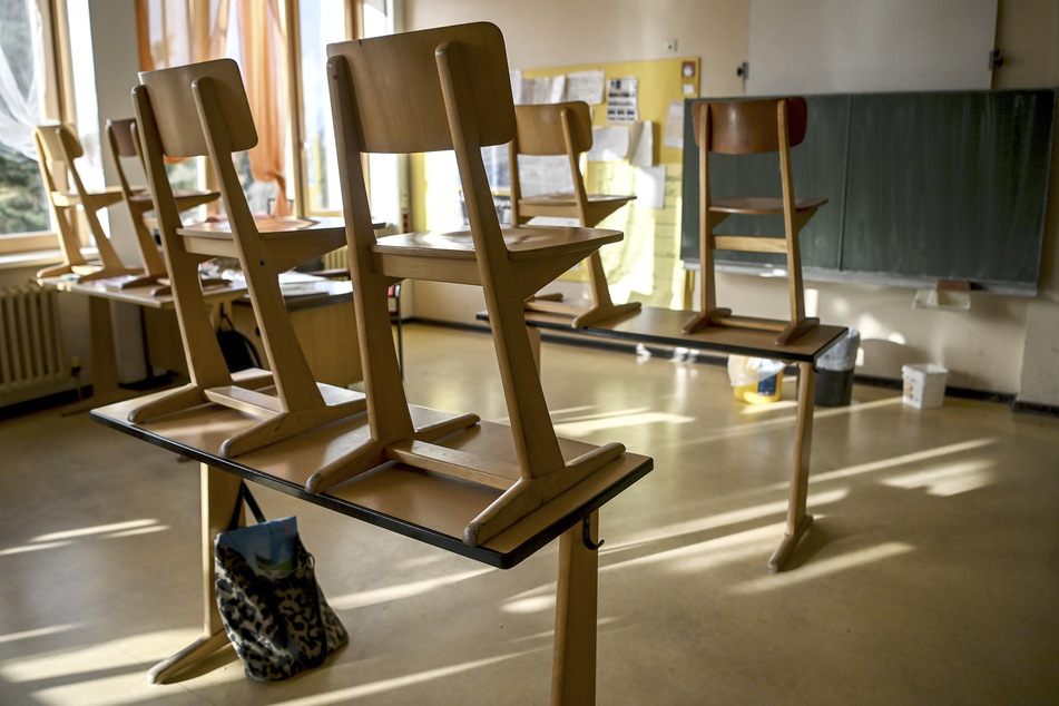 Die coronabedingte Umstellung des Schulbetriebs ist am Montag in NRW aus Sicht eines Elternverbands "chaotisch" angelaufen (Symbolbild).