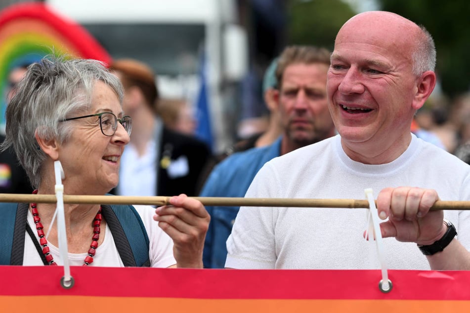 Berlins Regierender Bürgermeister Kai Wegner (53, CDU) ist beim CSD zwar schon öfter auf anderen Trucks mitgefahren, hatte aber noch nie einen eigenen. (Archivfoto)