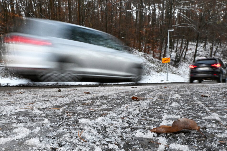 In den hessischen Bergen muss mit Schnee und Straßen-Glätte gerechnet werden, wie der Deutsche Wetterdienst (DWD) vorhersagt. (Symbolbild)