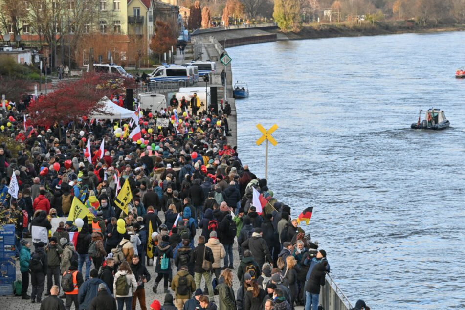 Viele Menschen nehmen am Ufer des deutsch-polnischen Grenzflusses Oder an einer Demonstration gegen Corona-Maßnahmen teil.