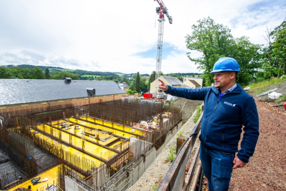 Betriebs-Ingenieur Sascha Schiffer (39) verweist auf den aktuellen Baustand.