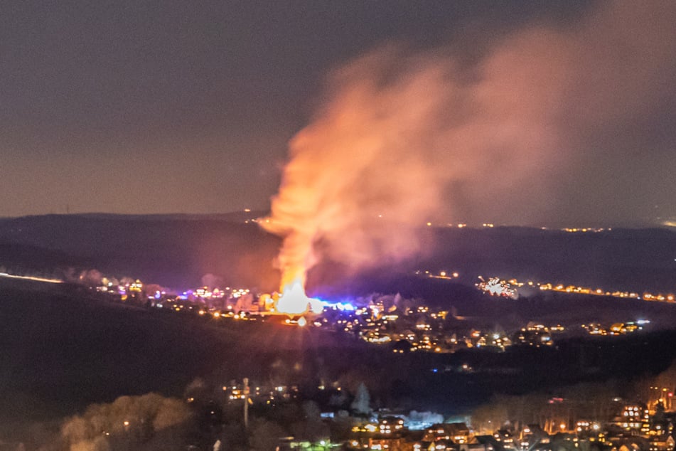 Die Rauchsäule stieg kilometerhoch auf.