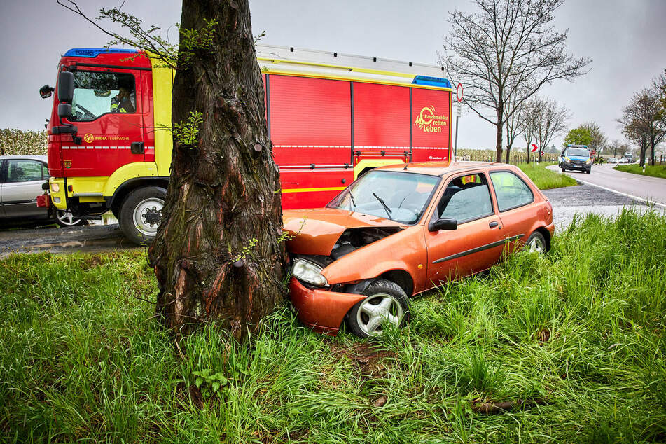 Gegen 13.10 Uhr prallte der Ford Fiesta aus bisher ungeklärter Ursache in einen Baum.