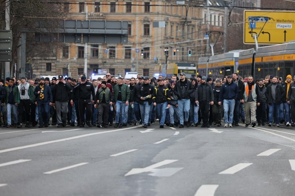 Tausende Fußballfans versammelten sich am Sonntag in Leipzig.