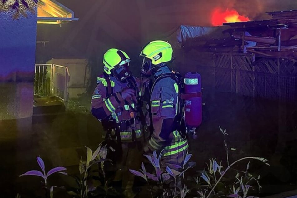 Berlin: Laube in Flammen: Nächtliches Feuer in Gartenkolonie