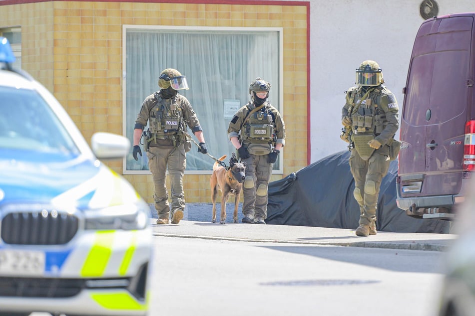 Ein Sondereinsatzkommando aus München rückte an und konnte den Mann festnehmen.