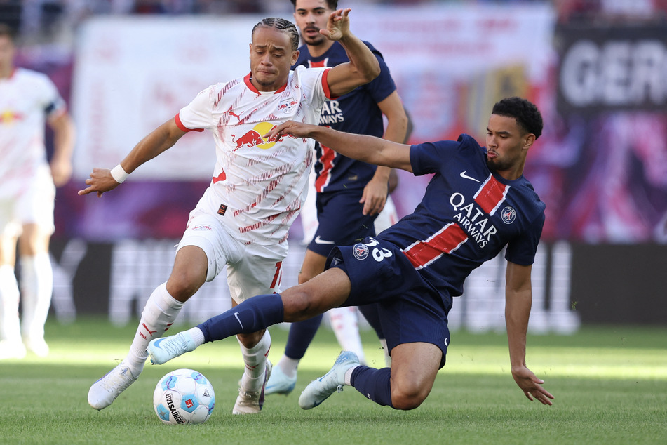 Dass Xavi Simons (21, l.) ein weiteres Jahr bei RB Leipzig spielt, freut alle.