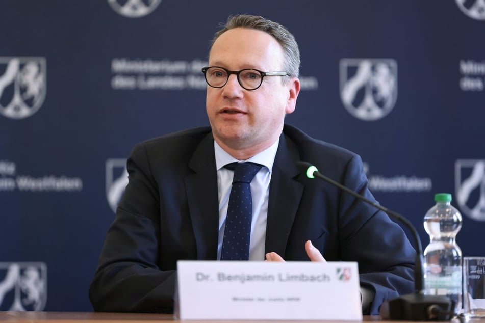 Laut Justizminister Benjamin Limbach (55, Grüne) kann der Chatbot unter anderem Fragen zu Gerichtskostenforderungen beantworten. (Archivbild)