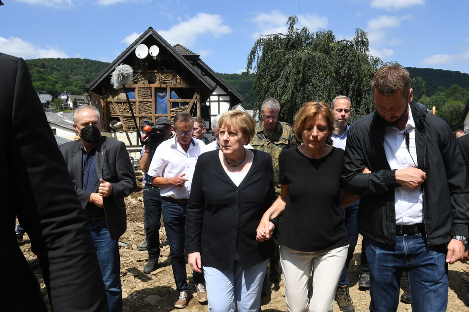 Bundeskanzlerin Angela Merkel (67, CDU) und Malu Dreyer (60, SPD), Ministerpräsidentin von Rheinland-Pfalz, gingen am 18. Juli durch das vom Hochwasser verwüstete Dorf Schuld in der Nähe von Bad Neuenahr-Ahrweiler.
